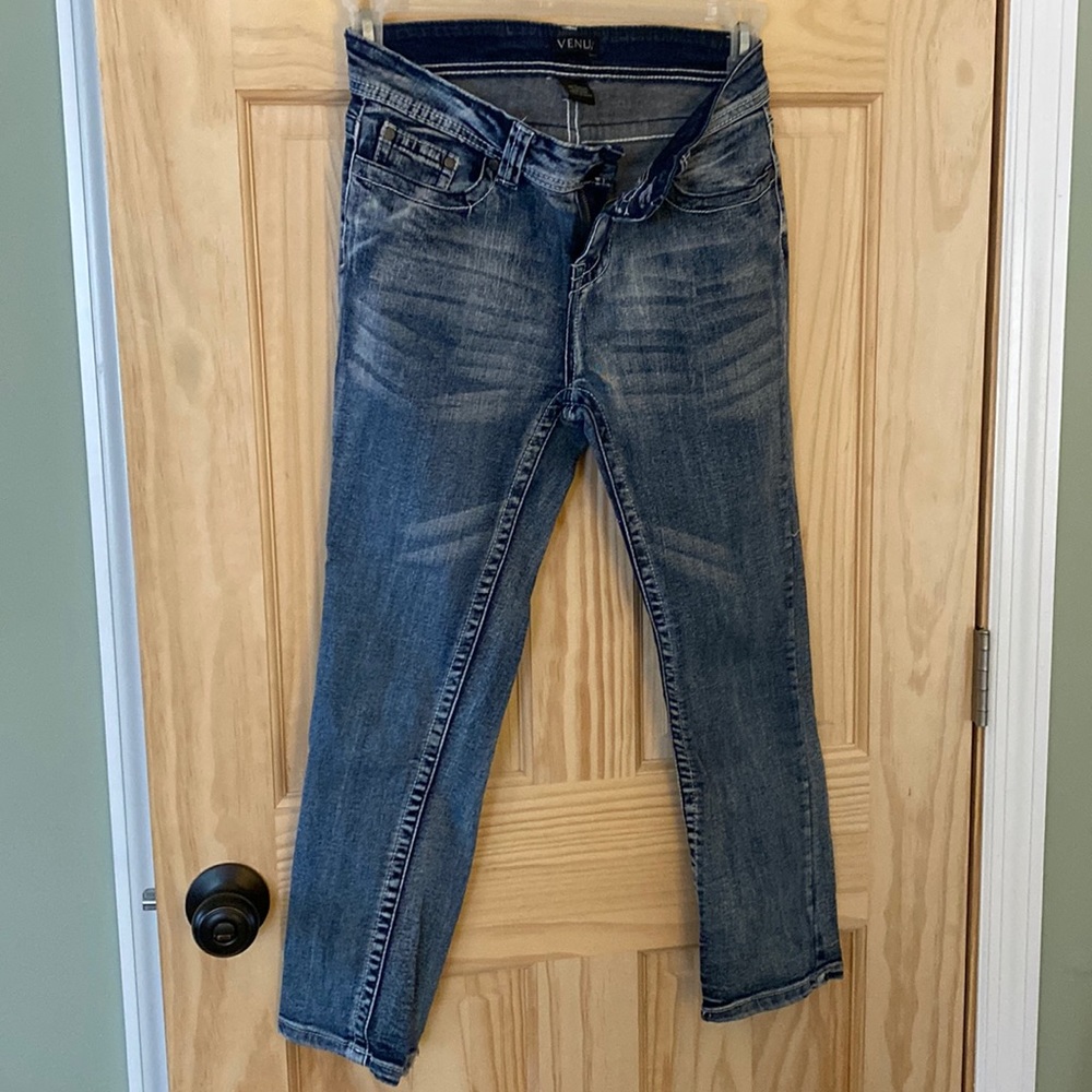 Venus capri jeans. embellishments on back pockets